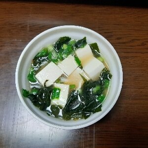 わかめと豆腐とネギのスープ